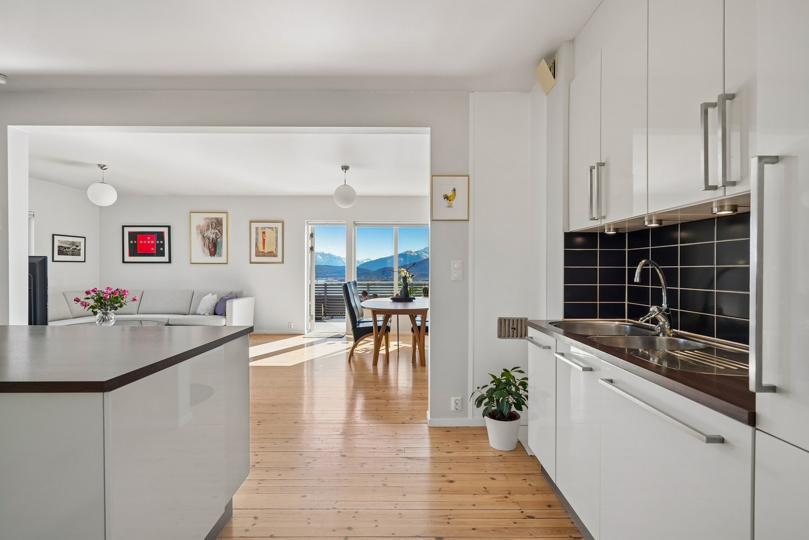 Kjøkkenet har praktisk layout og åpen løsning mot stue og spisestue, som gir en luftig og sosial atmosfære. Galleribilde