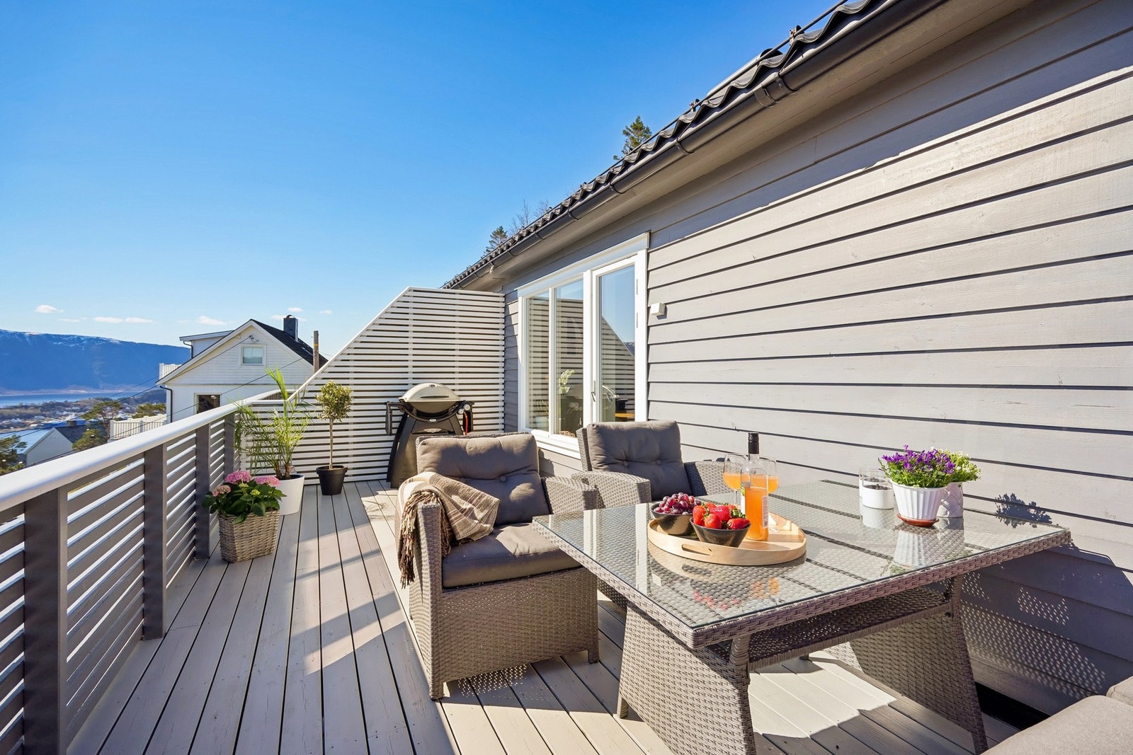 Solrik terrasse med god plass til utemøbler og grill, samt flott utsikt over nærområdet. Galleribilde