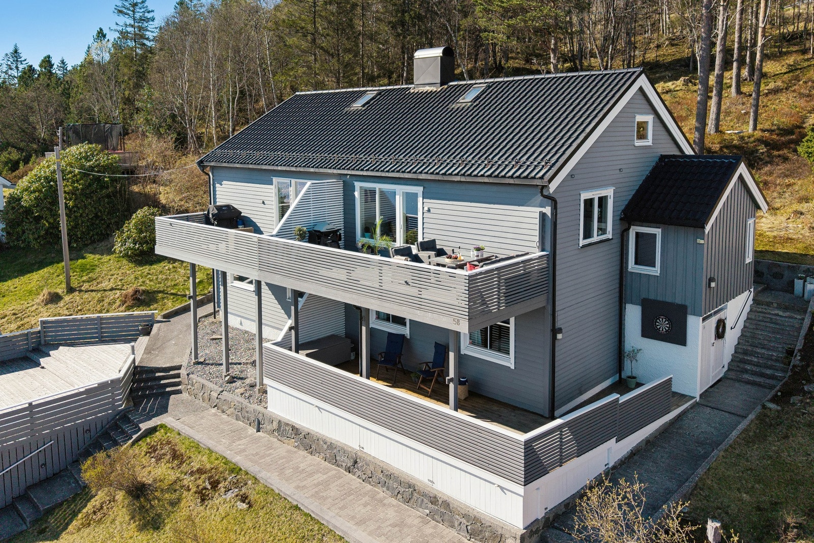 Velkommen til denne fine tomannsboligen i Fridtjof Nansens veg 5B på Fjelltun. Galleribilde