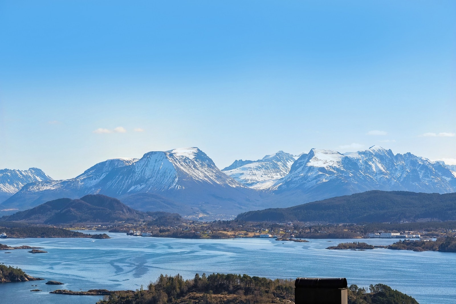 Her får du fantastisk panoramautsikt fra din egen terrasse mot mektige Sunnmørsfjell, og vakre Borgundfjorden. Galleribilde