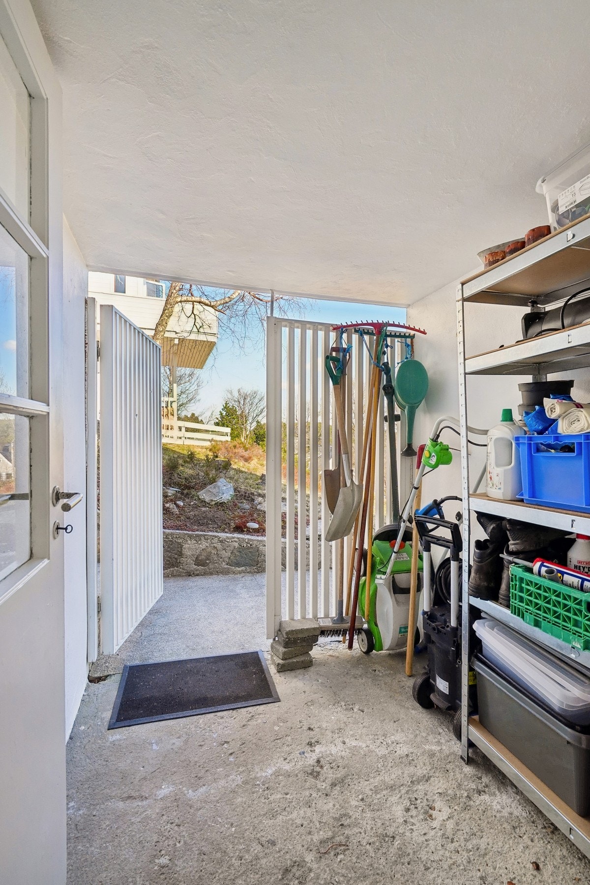 Utgang til denne praktiske utvendige boden og videre til hage og terrasse. Her er det fin plass for oppbevaring av hageredskaper og utstyr. Galleribilde