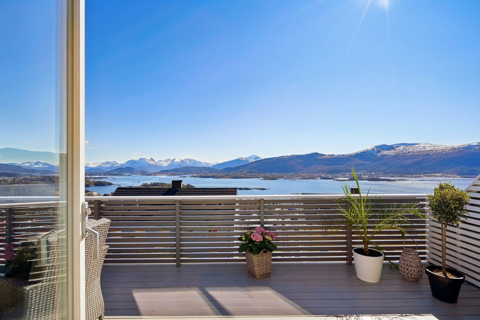 Fra stuen er det direkte utgang til terrassen som har en fantastisk utsikt over vakre Sunnmørsfjell og den fine Borgundfjorden.. Galleribilde