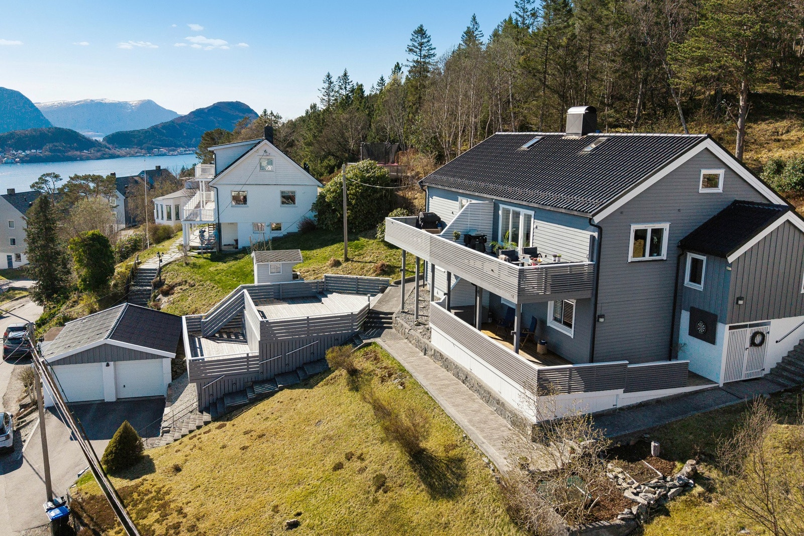I 2016 ble det renovert terrasse mot sør i 1.etasje og etablert platting mot sør ved kjelleretasje. Og skiftet bordkledning mot sør. I 2021 ble det skiftet takhatt på pipe. Galleribilde