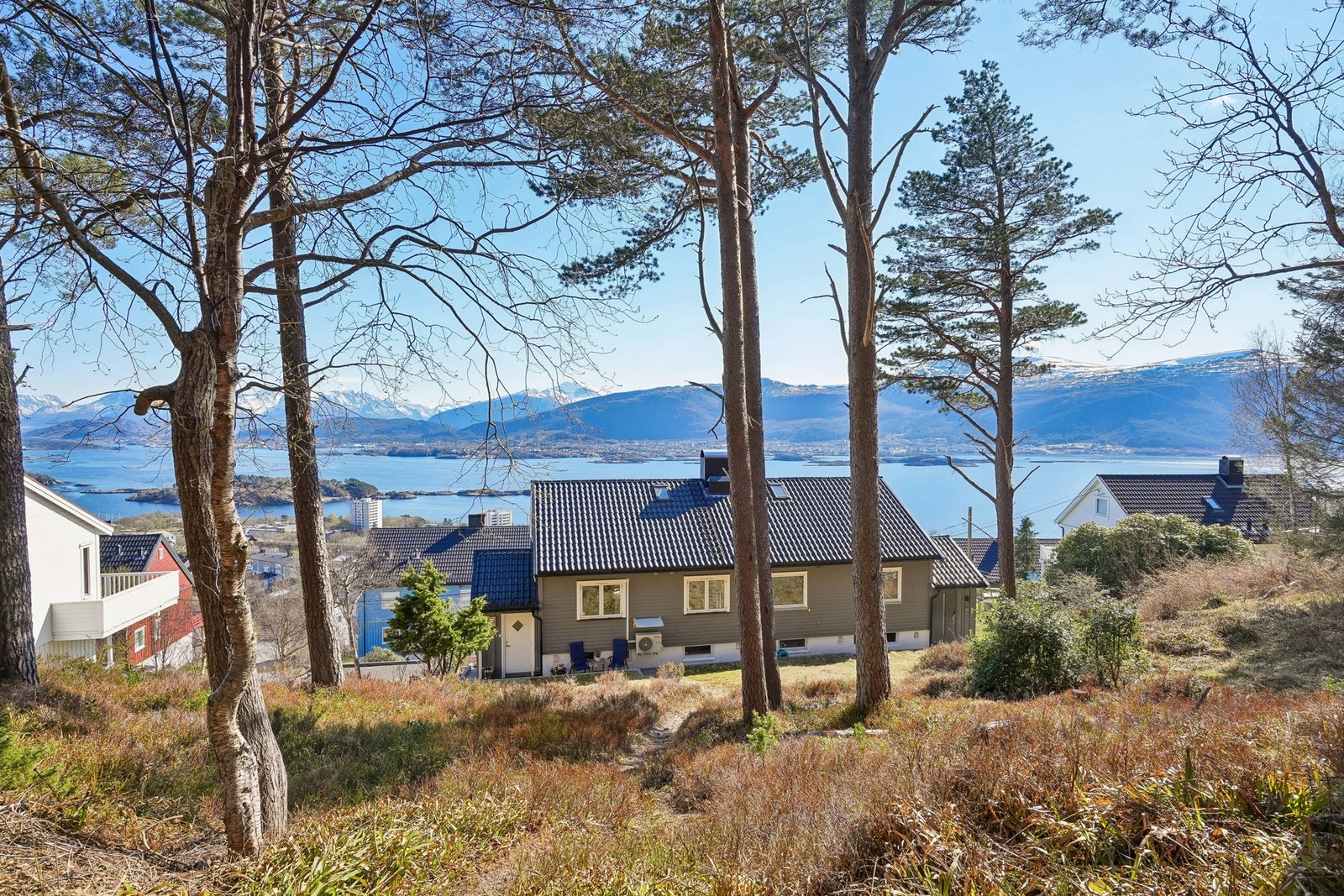 Selger forteller at de har satt pris på et kjekt nabolag for barn, nærområde med mange mulighet på byfjellet Aksla, og blåbærlyng i direkte tilknytning til tomten. Galleribilde