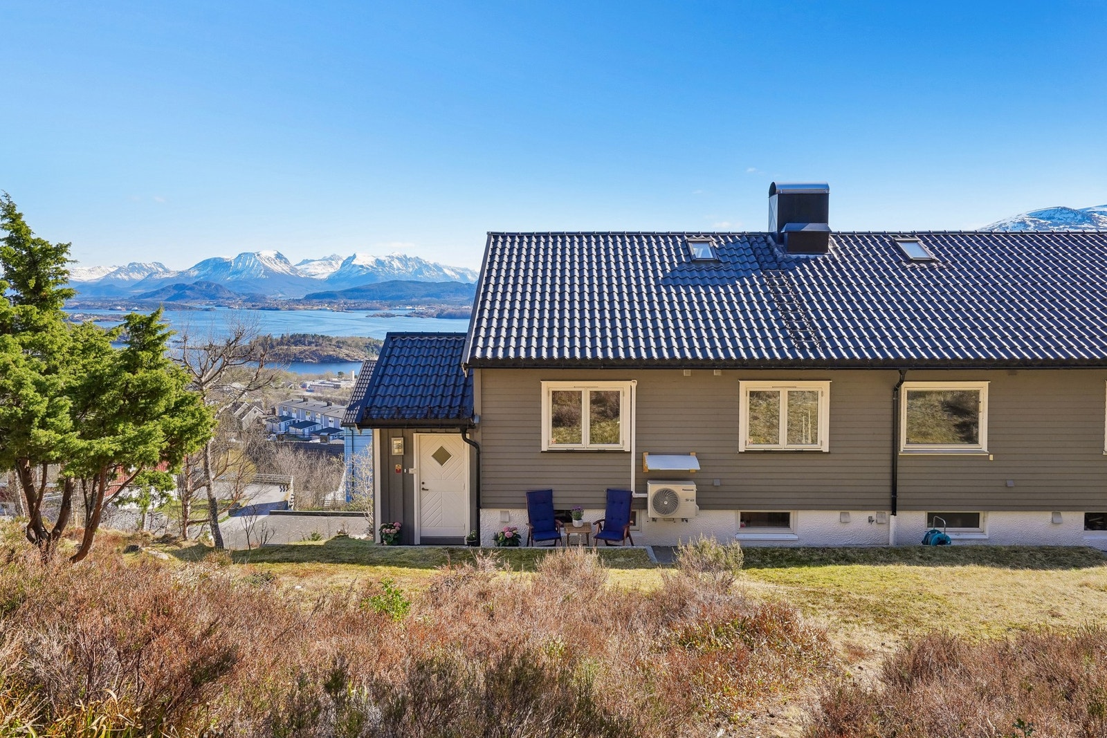 Tomten er sørvendt med fantastiske sol- og utsiktforhold. Galleribilde