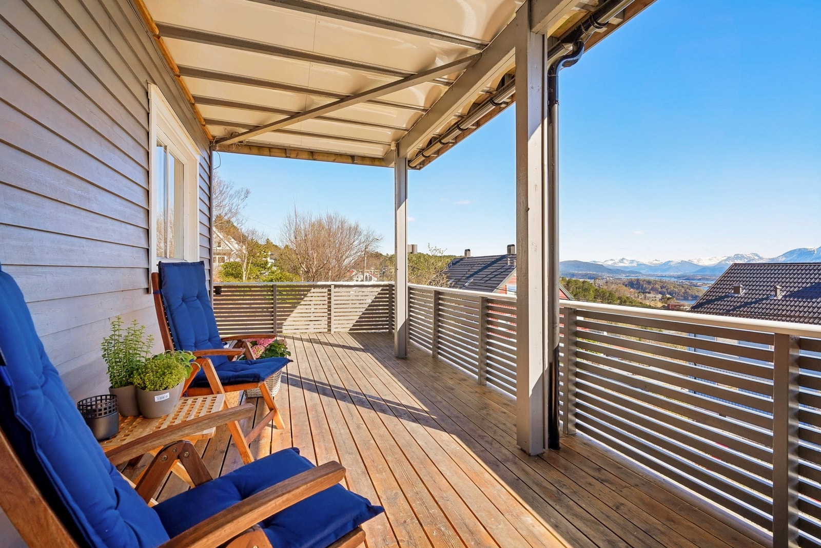Også på grunnplan er det en romslig terrasse med overbygg og flott utsikt mot fjellene i horisonten. Galleribilde