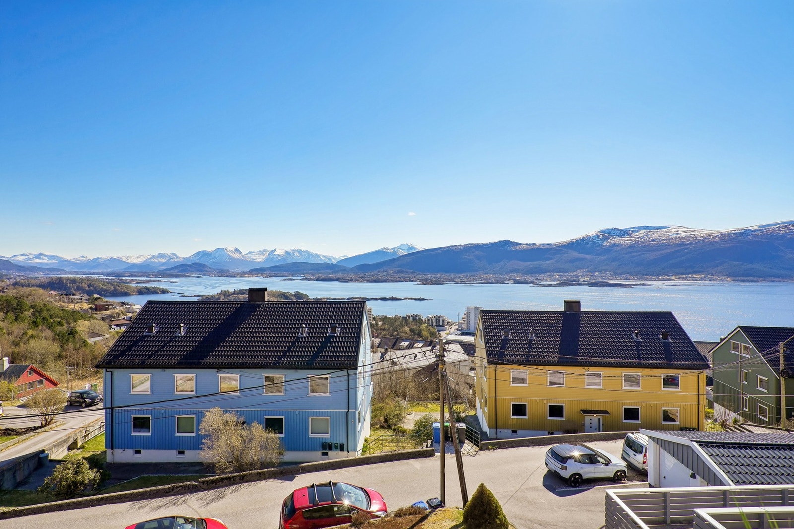 Her får du meget gode solforhold og en fantastisk utsikt mot vakre Storfjorden. Galleribilde
