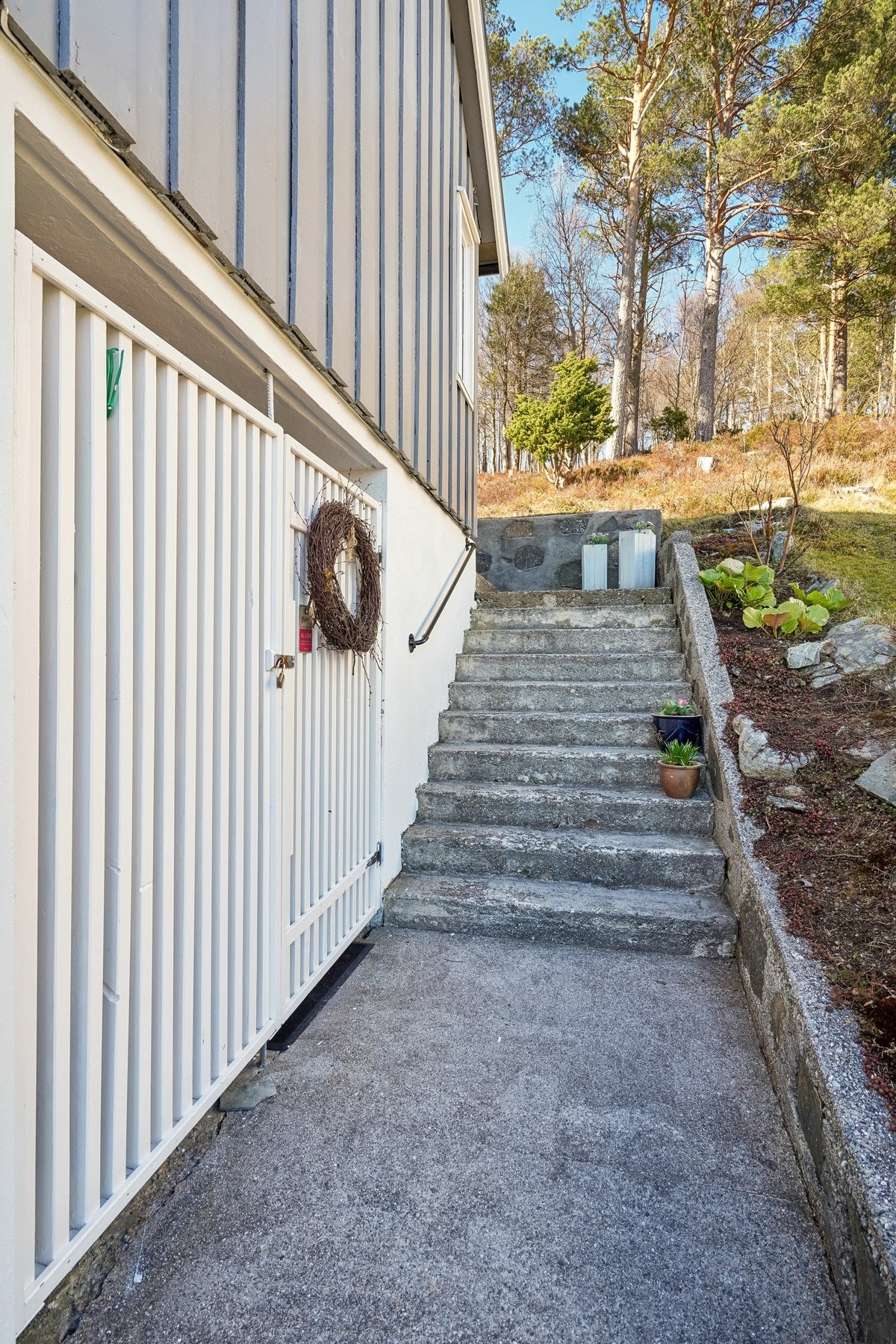 Betongtrapp som fører opp til inngangspartiet mot nord. Galleribilde