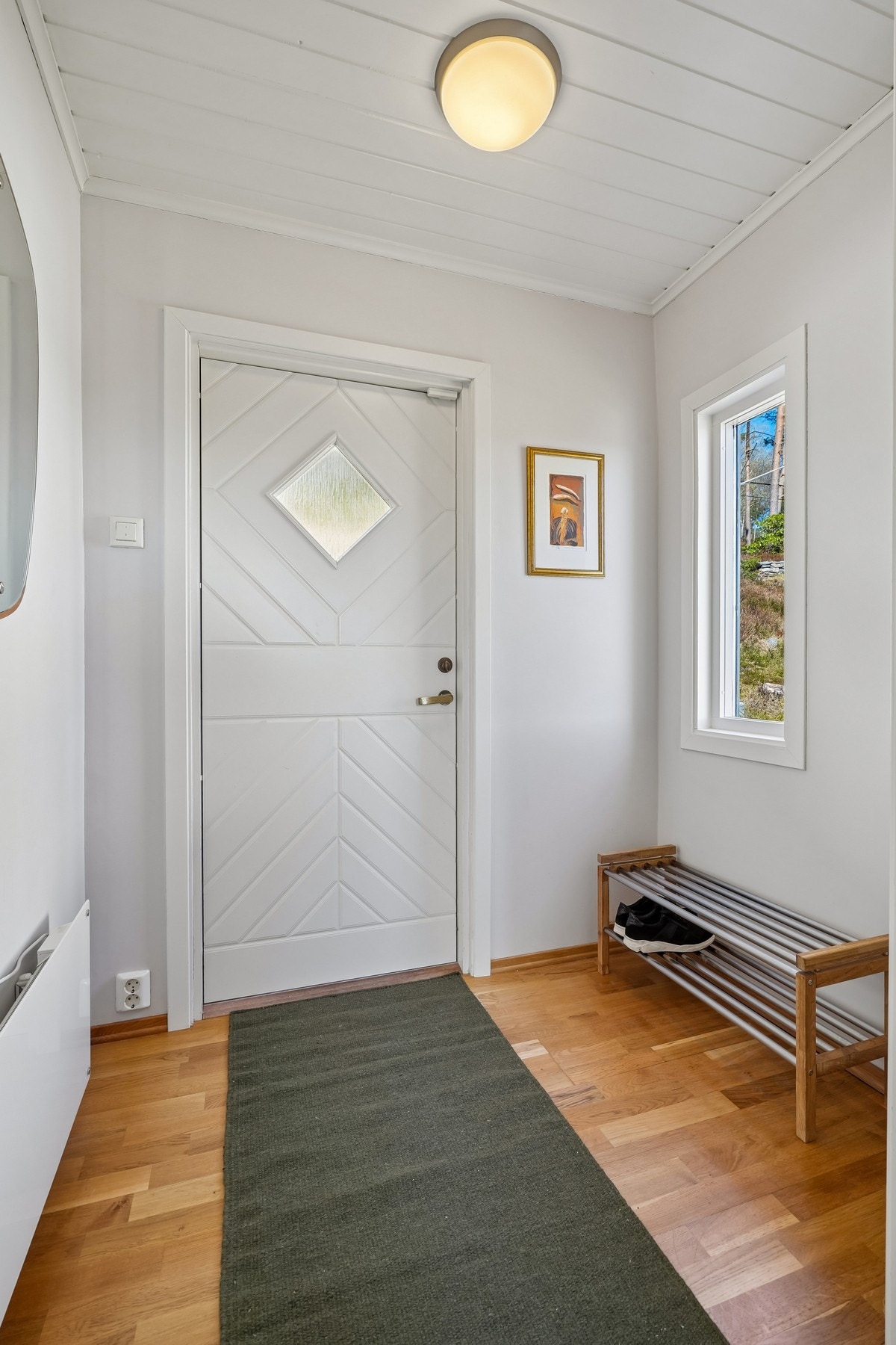 Entréen har fin størrelse. Det er parkettgulv og malte slette flater på veggene. Enkel tilgang til øvrige rom. Galleribilde