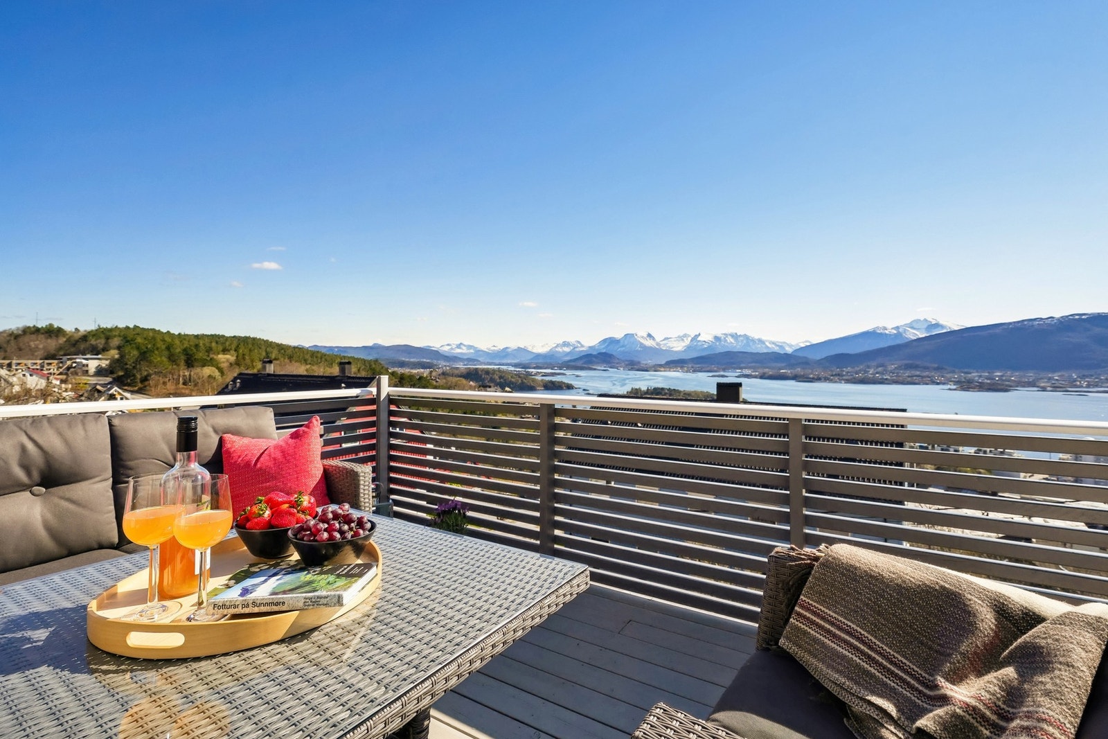 Denne nydelige utsikten kan bli din. Terrasse på hele 19 kvm. - Foto: EFKT AS v/Marcus Vinjevoll Sætre. Galleribilde