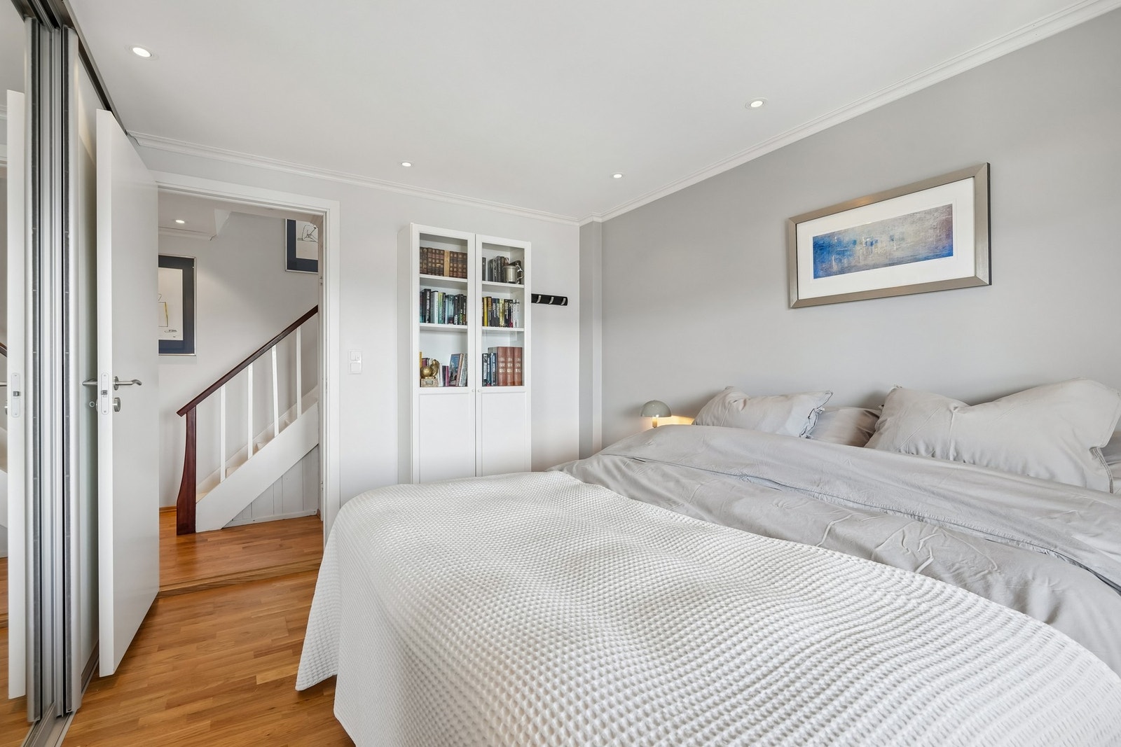 Parkett på gulvet og på veggene er det malte flater. Slett himling med downlights. Galleribilde