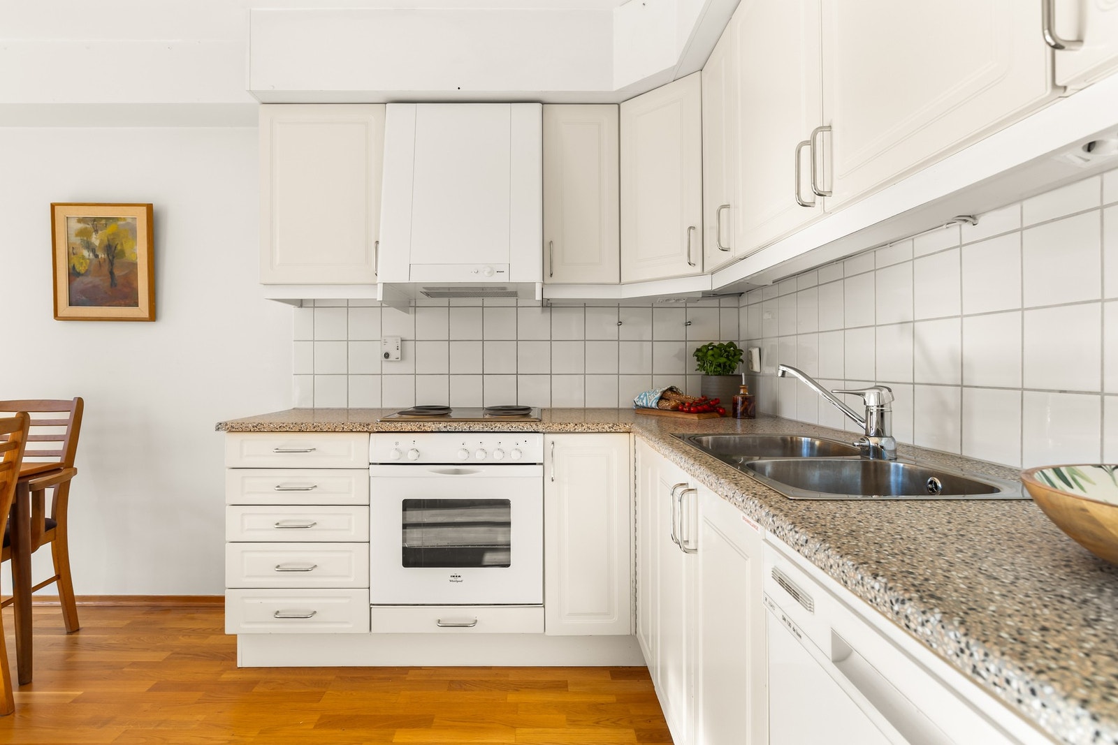 Av hvitevarer medfølger stekeovn fra IKEA, keramisk koketopp, oppvaskmaskin fra Asko, kombiskap fra Electrolux samt avtrekksvifte fra Flexit (modell K2.1). Galleribilde