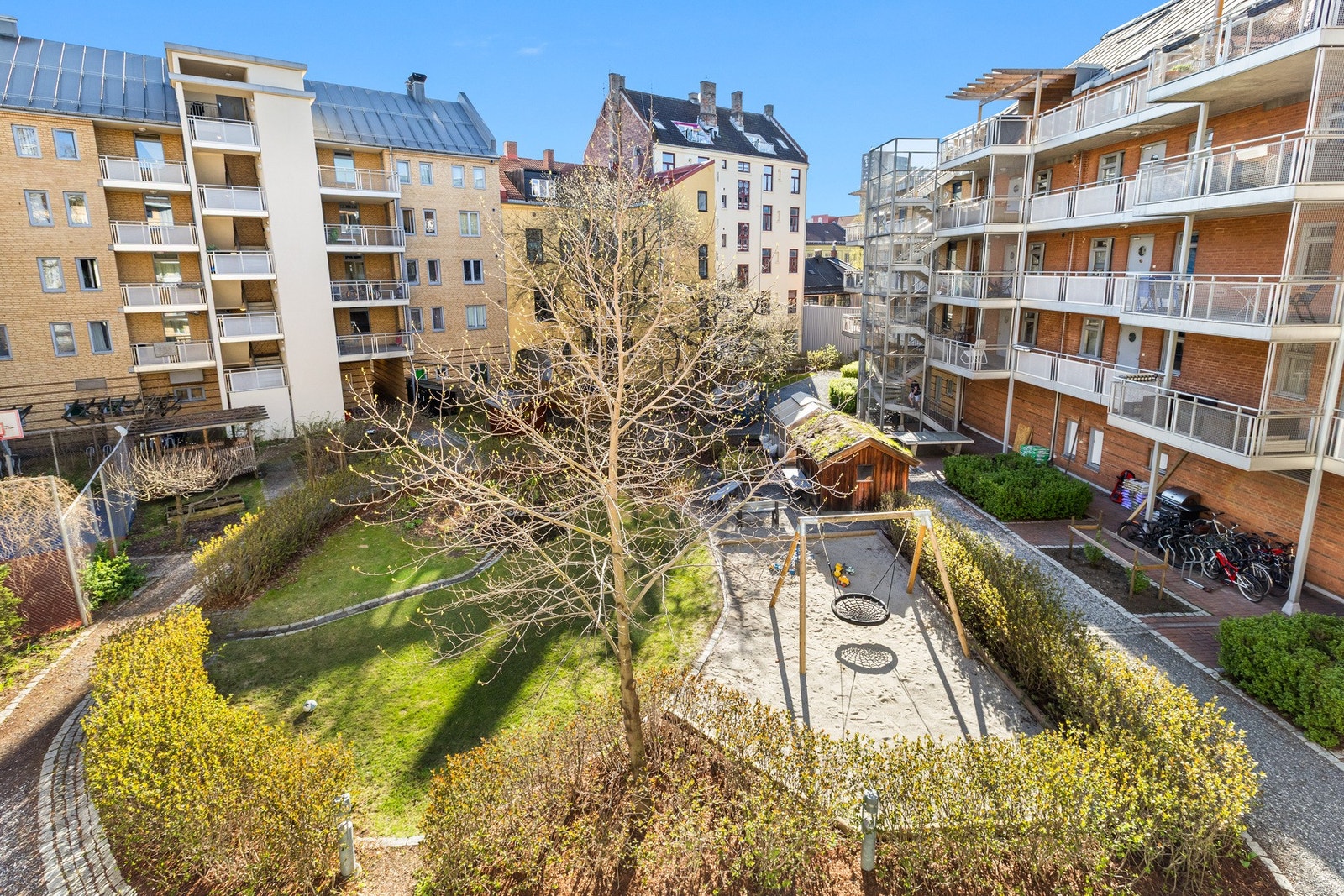 Utsyn fra balkong mot fellesareal. Galleribilde