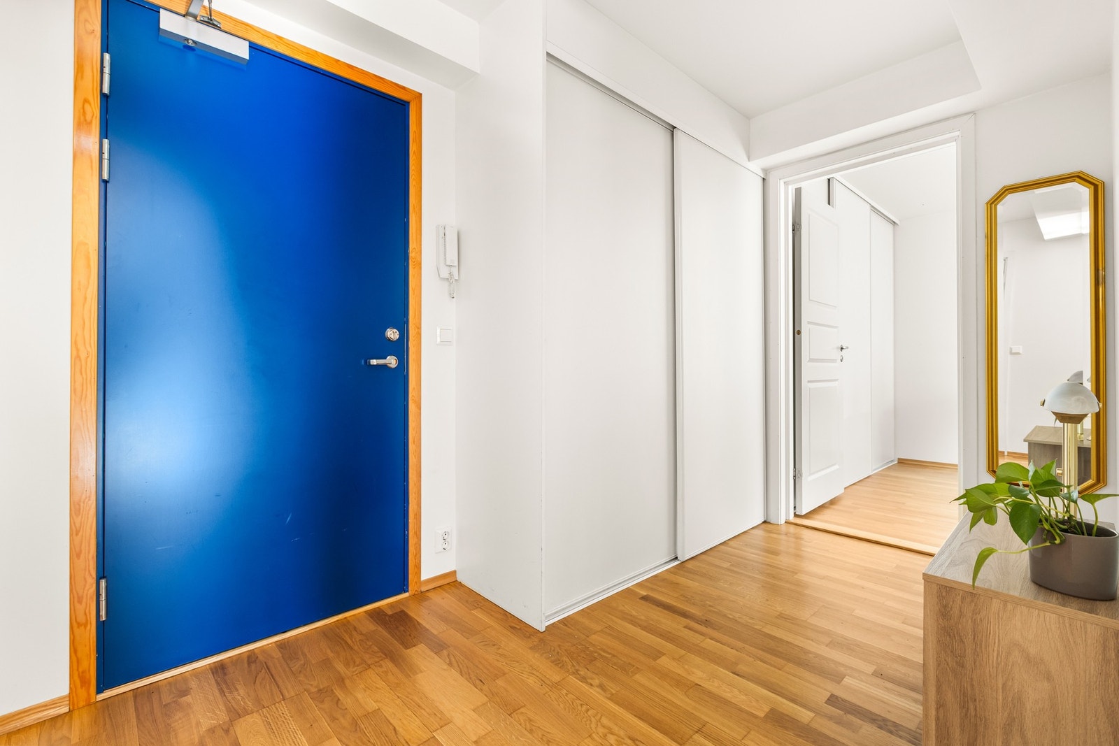 Lys og romslig entré. Praktisk skyvedørsgarderobe gir gode oppbevaringsmuligheter, og det er i tillegg rikelig med plass til ønsket møblement som kommode, skostativ eller sittebenk - alt etter behov og ønske. Galleribilde
