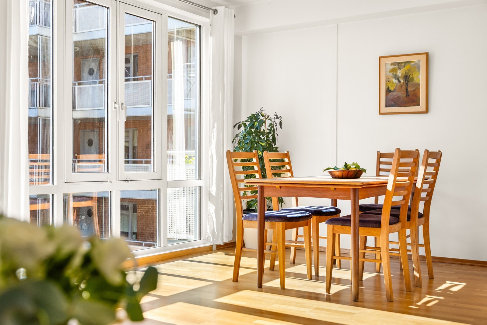 Hyggelig spiseplass i tilknytning til kjøkkenet - her er det god plass til å invitere til bedre måltid! Galleribilde