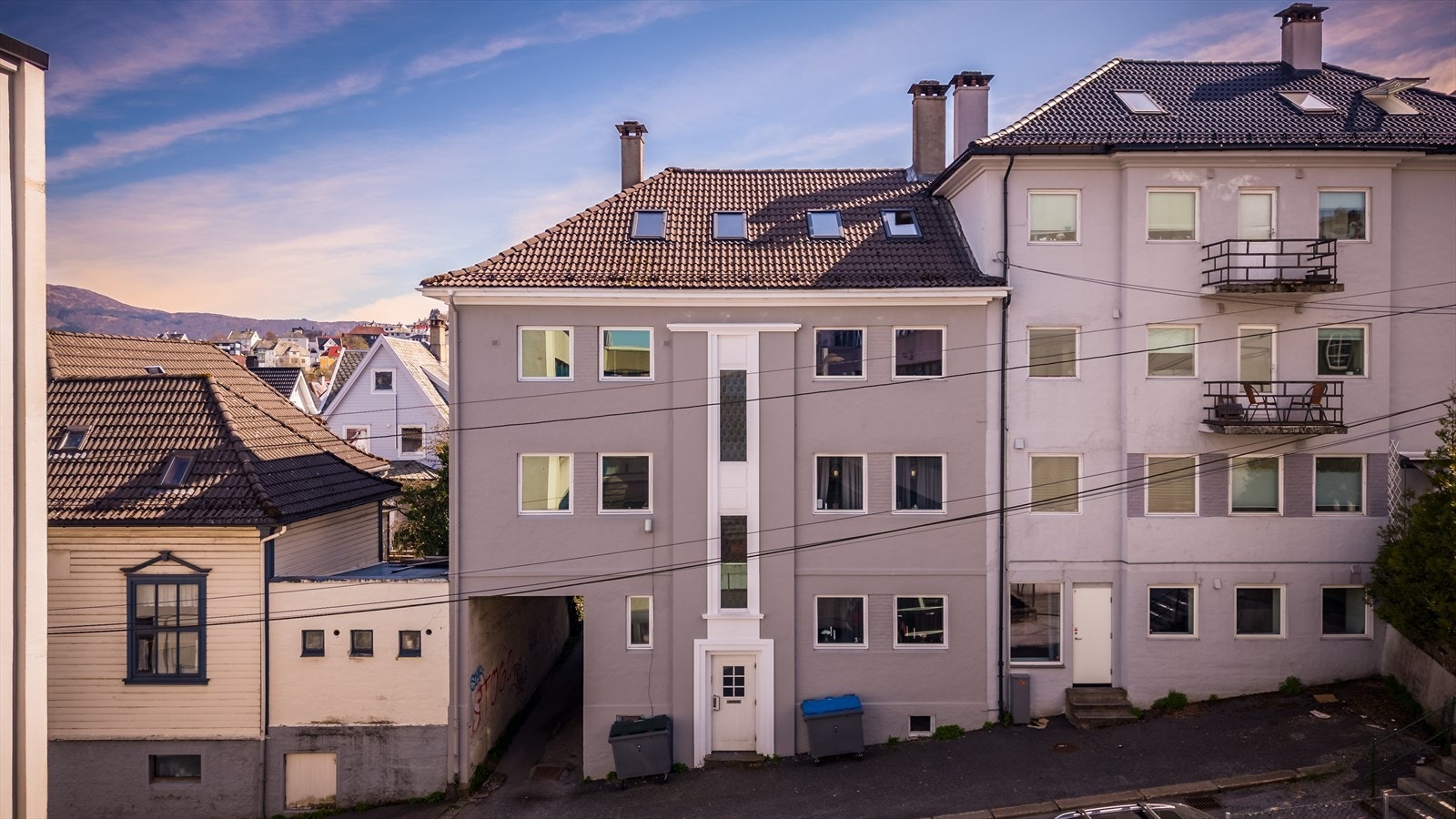 Leiligheten har en fin beliggenhet i byggets 3. etasje og går over to plan. Galleribilde