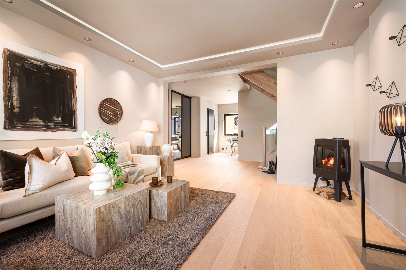 Leiligheten fremstår med gjennomgående tidsriktige materialvalg, som enstavs parkett, malte beige vegger og integrerte spotter i himlingen. Galleribilde