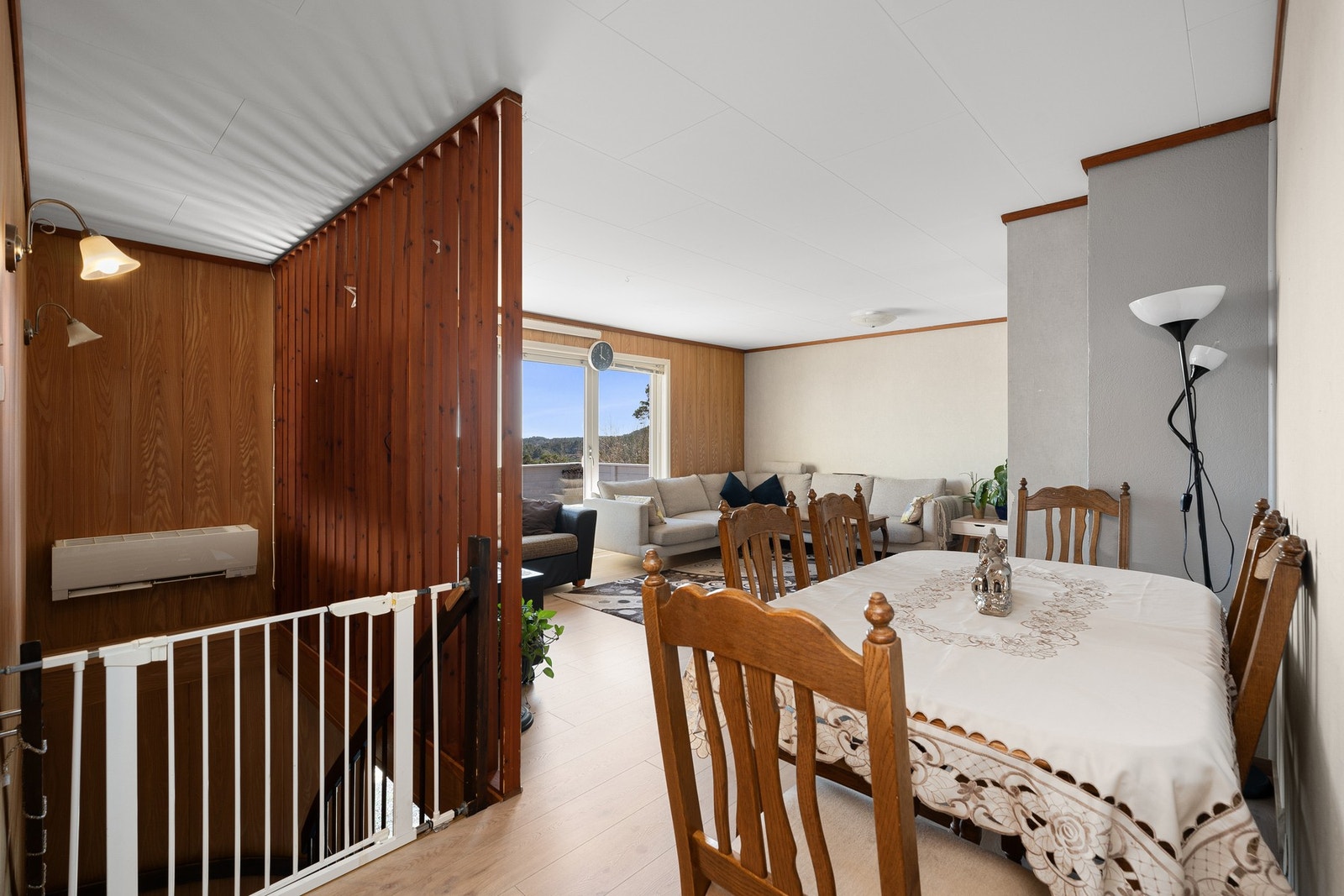 - Ned en etasje finner vi rom som er innredet som kjellerstue m.m. - Galleribilde