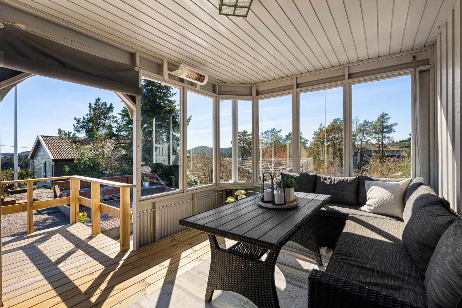 - Fra stuen er det direkte utgang til overbygd terrasse med innglassede vinduer | Terrassen her blir en forlengelse av stuen og blir hyppig brukt - Galleribilde