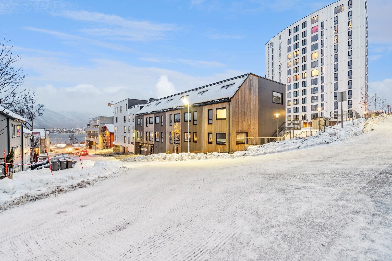 Leiligheten ligger like ved bruhodet i sentrum nord, med direkte nærhet til det meste av byens fasiliteter!