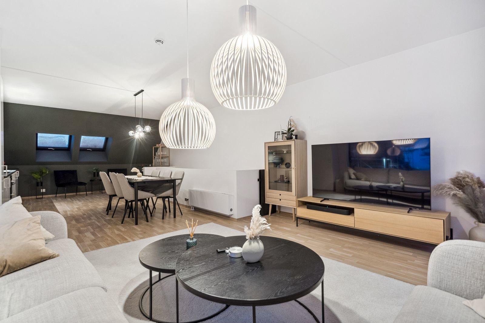 Stor og romslig stue i 2. etasje, med moderne farger og stilrik innredning.