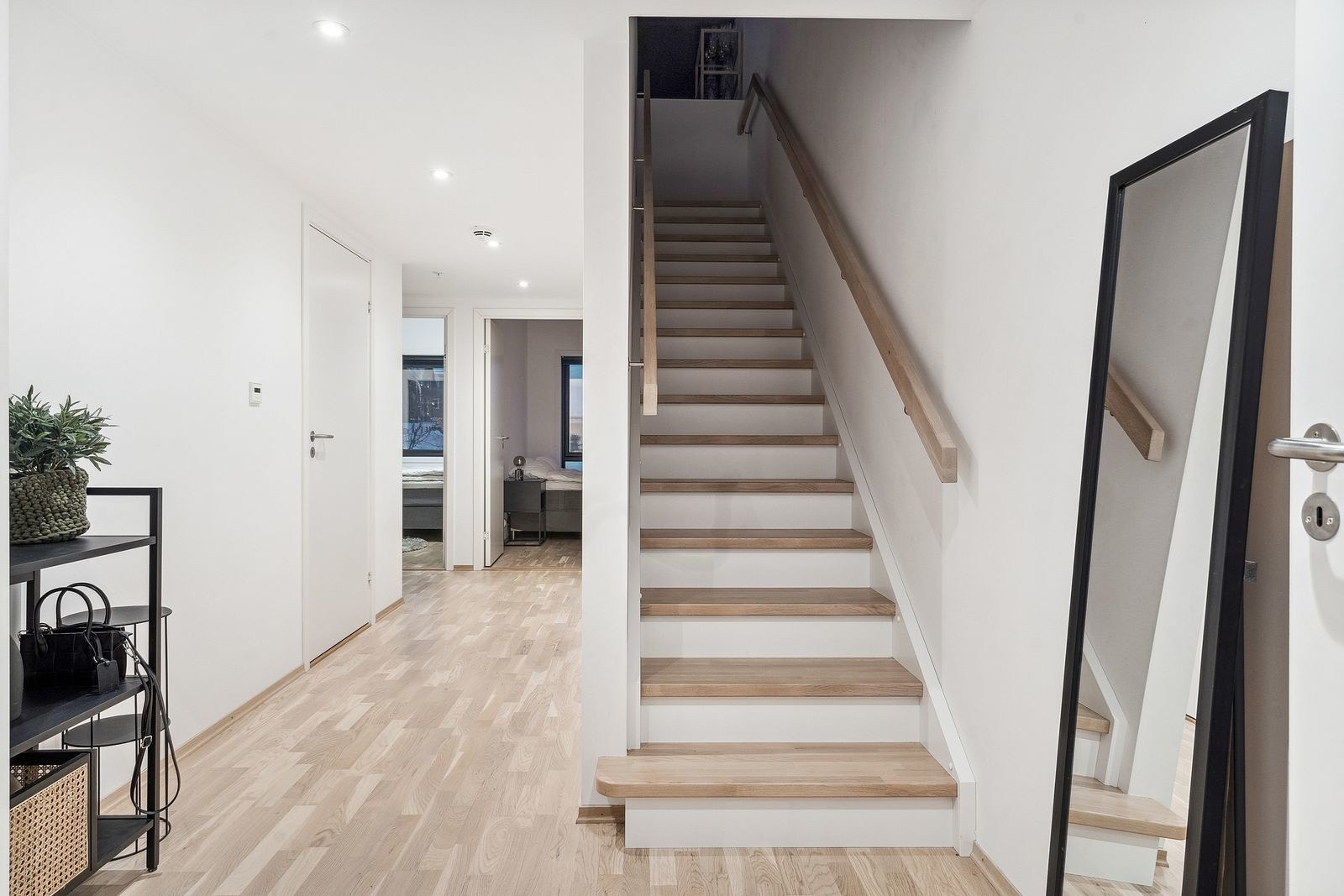 Leiligheten har en gjennomgående god standard og strekker seg over 2 etasjer. Trapp fra gangen opp til stue/kjøkken.