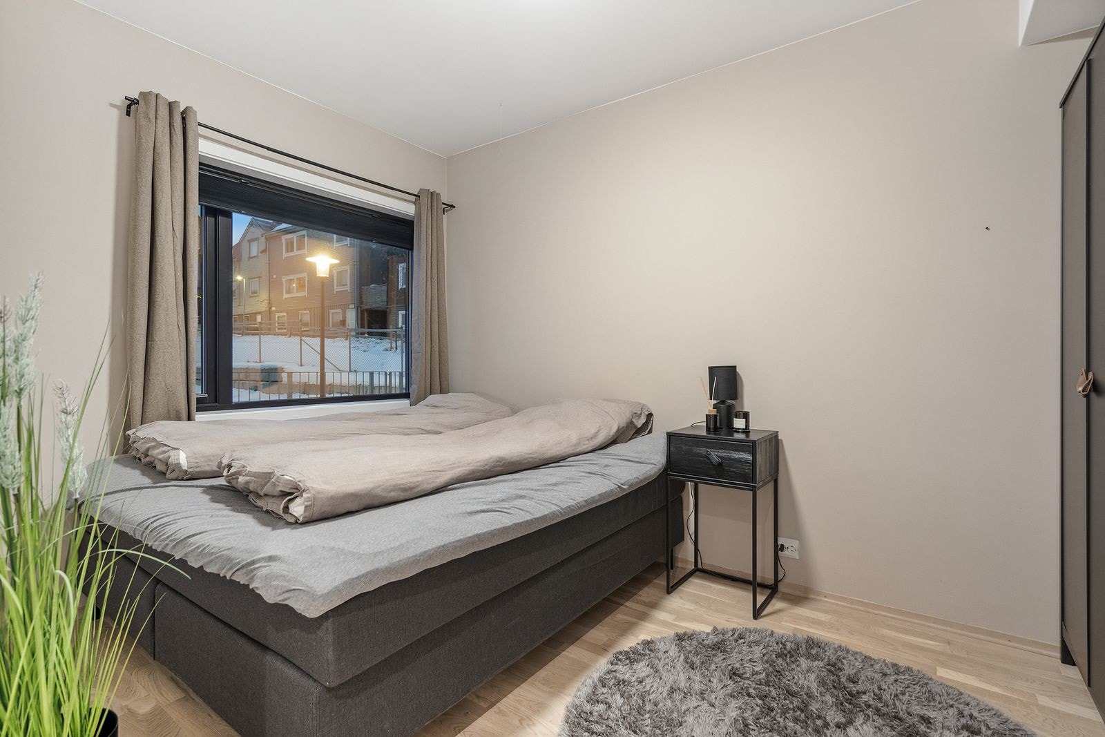 Soverom 1 - Soverommene er romslige, med klesskap og vegger malt i behagelig farge.