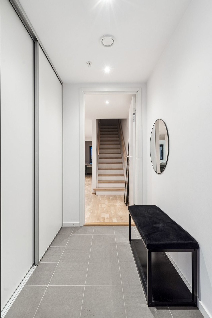 Entrè med skyvedørsskap og varmekabler i gulv.