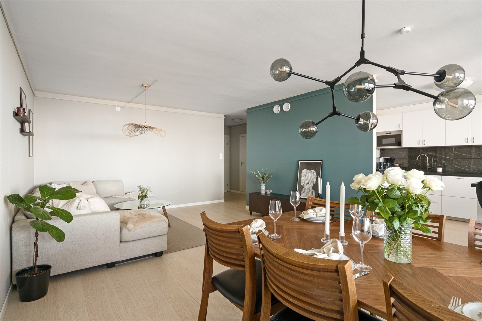 Lys og moderne stue med åpen løsning, perfekt for sosiale sammenkomster. Stilrent design og god romfølelse. Galleribilde
