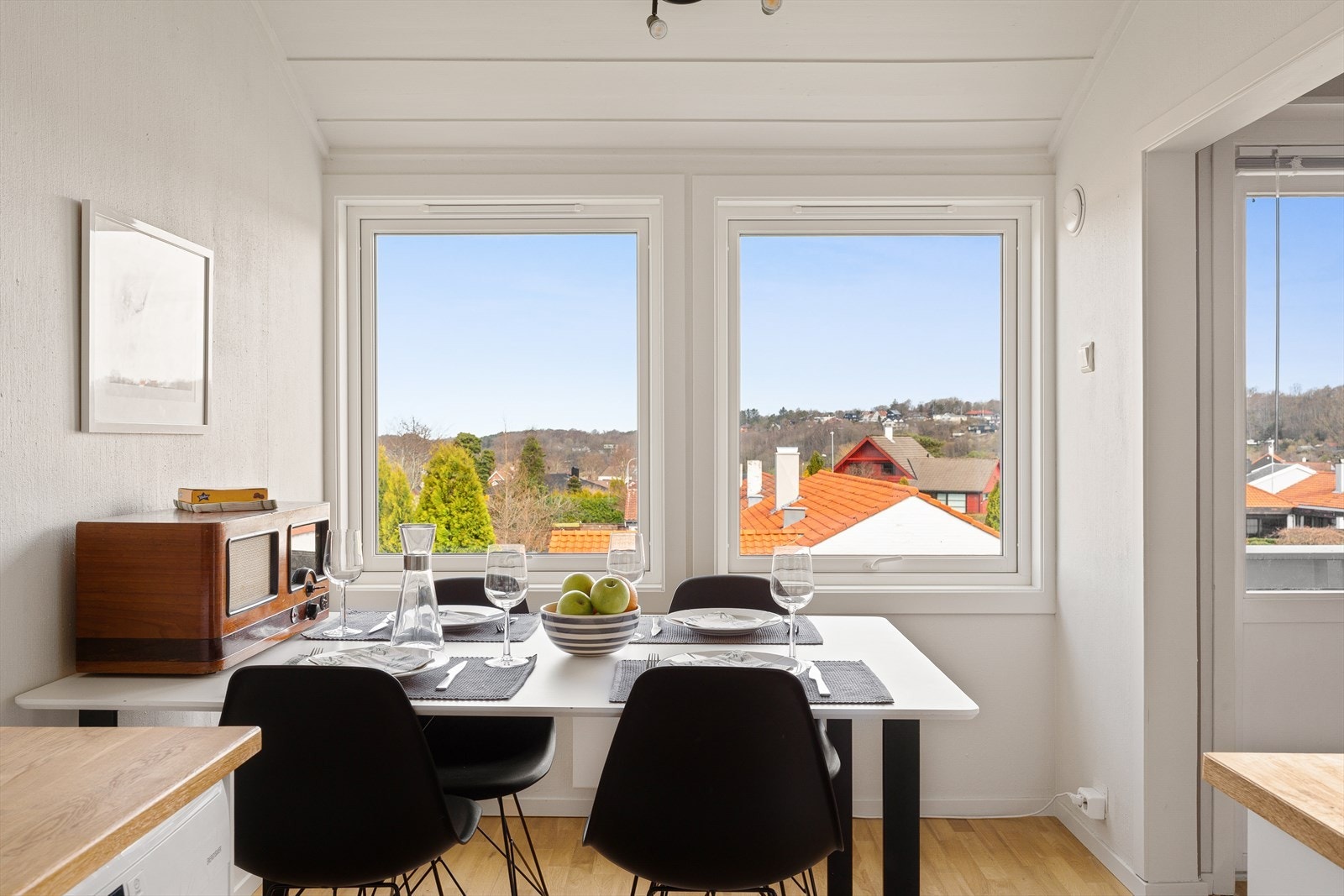 Lys og innbydende spisestue med flott utsikt over nabolaget. Perfekt for hyggelige måltider og avslappende stunder. Galleribilde
