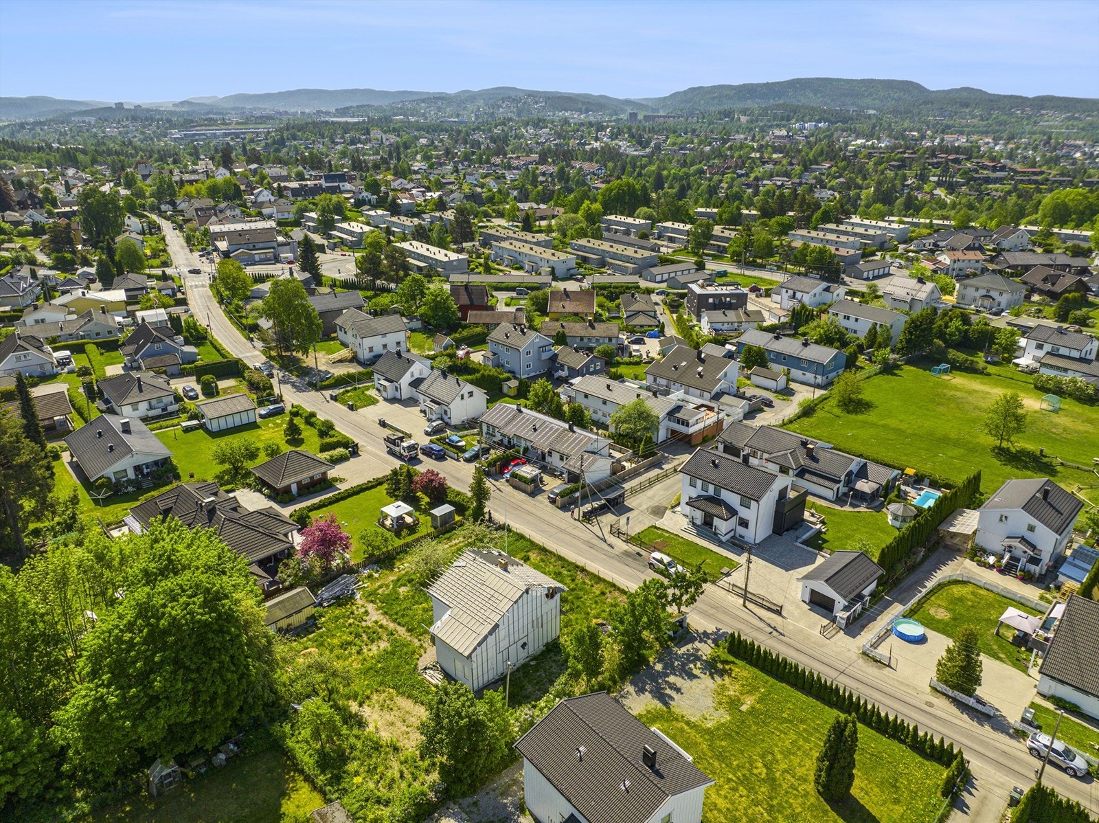 Byggetegninger viser: 1. etasje med stue/kjøkken, entré, garderobe, bad og garasje. 2. etasje med tre soverom, stue og to bad. Kjellerplan med tre soverom, kjellerstue, vaskerom/bad og bod. Kjellerplan er tegnet med egen utvendig inngang, samt adkomst Galleribilde