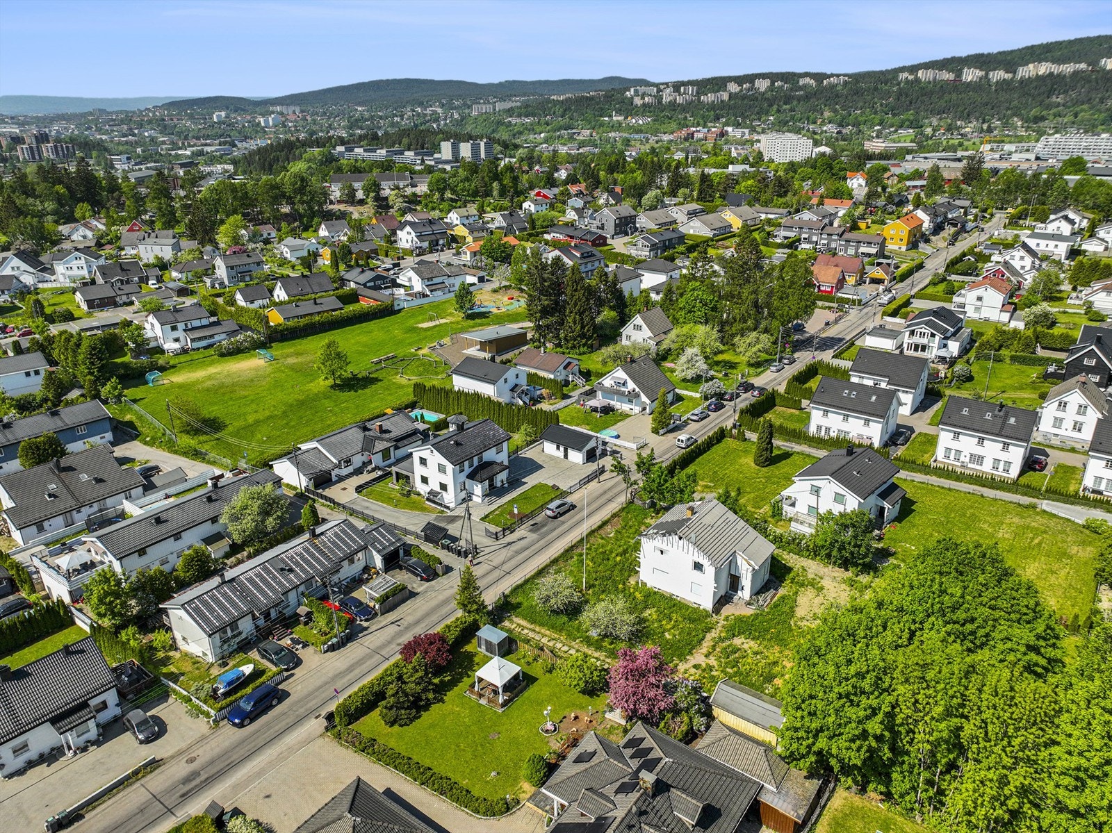 Eiendommen er svakt skrående med noen trær og buskvekster på tomten. Tiltakene medfører nesten ingen endringer i terrengsituasjonen. Galleribilde