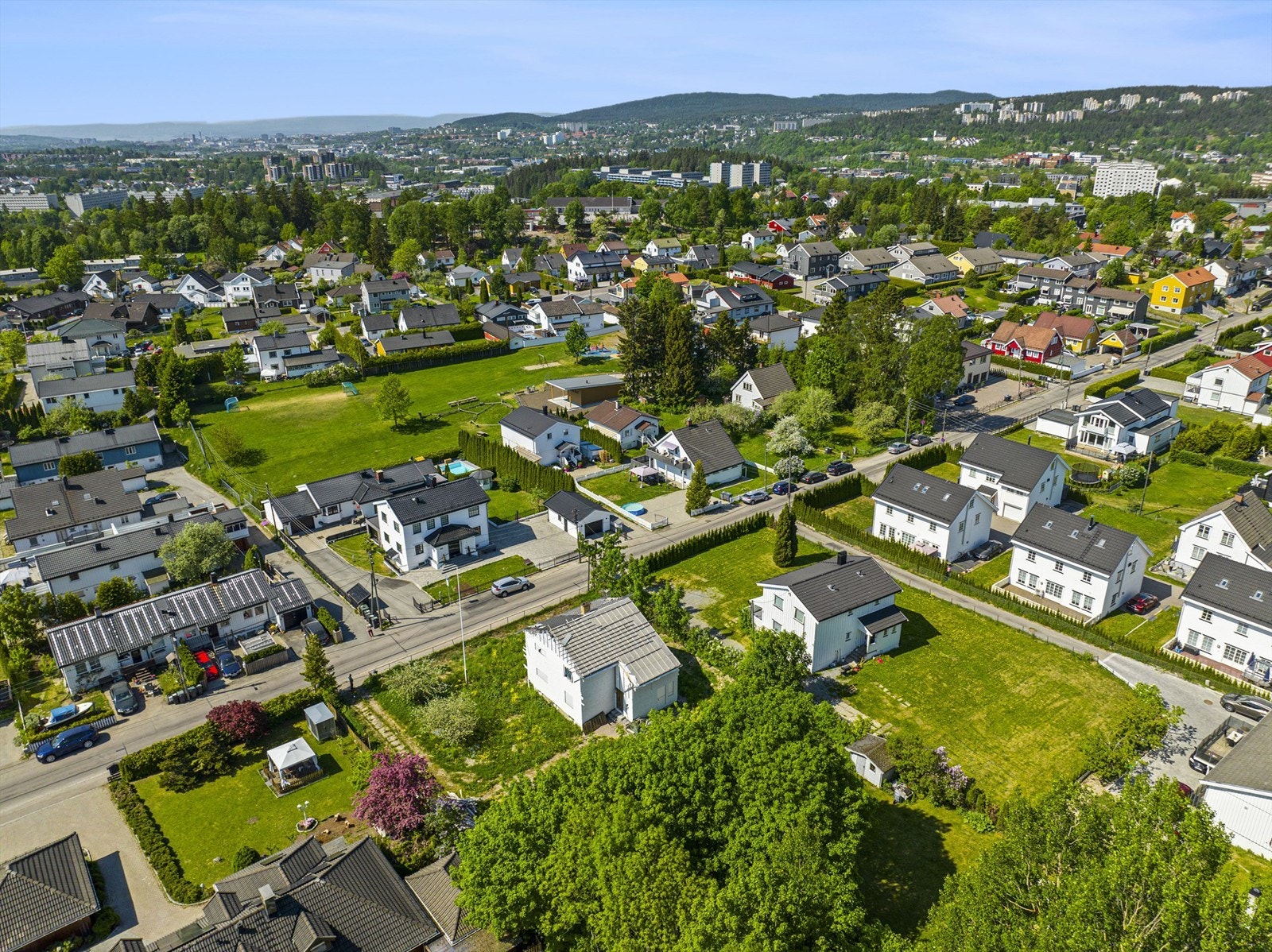 Tiltakene må være lovlig satt i gang innen tre år, ellers faller rammetillatelsen bort. Det betyr at arbeidene må være igangsatt i tilstrekkelig tid før fristen løper ut henholdsvis den 23.06.2026(riving) og 20.10.2026(eneboliger). Galleribilde