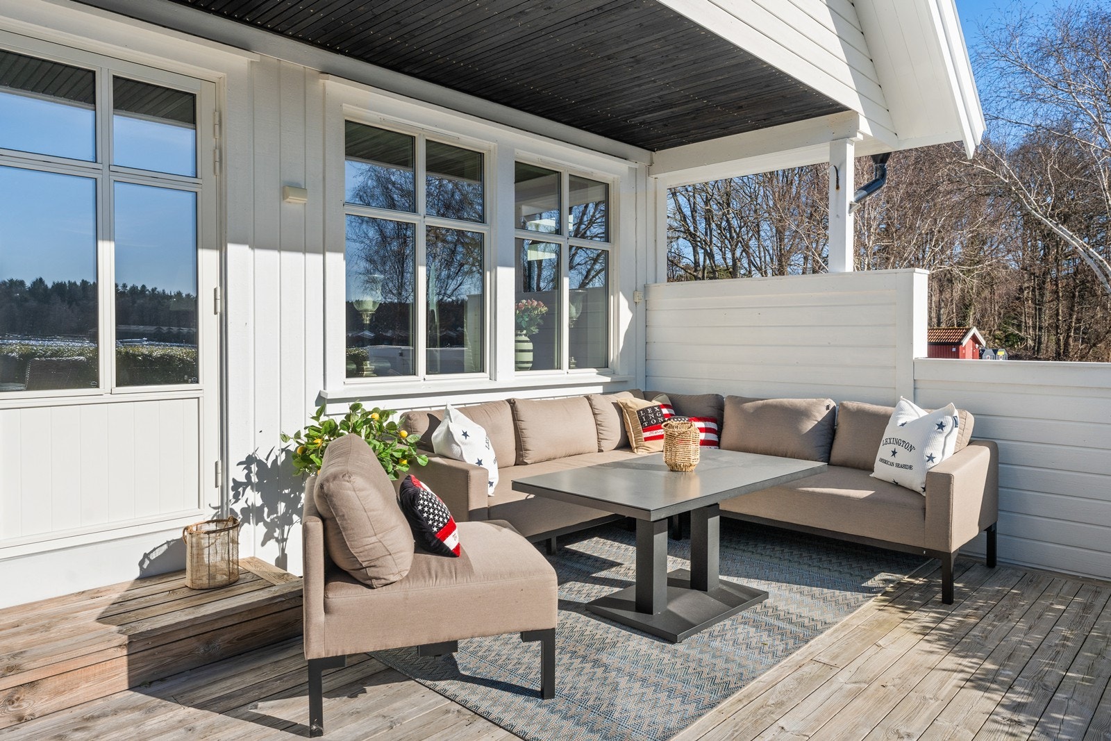 Uteområdet har god plass til utemøblement Galleribilde
