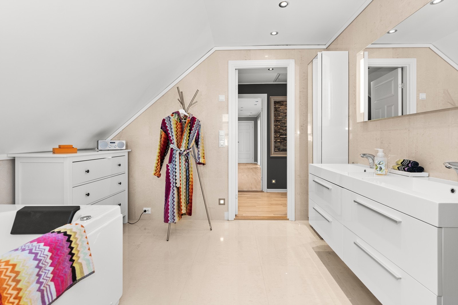 Baderom nummer 1 i loftsetasje Galleribilde