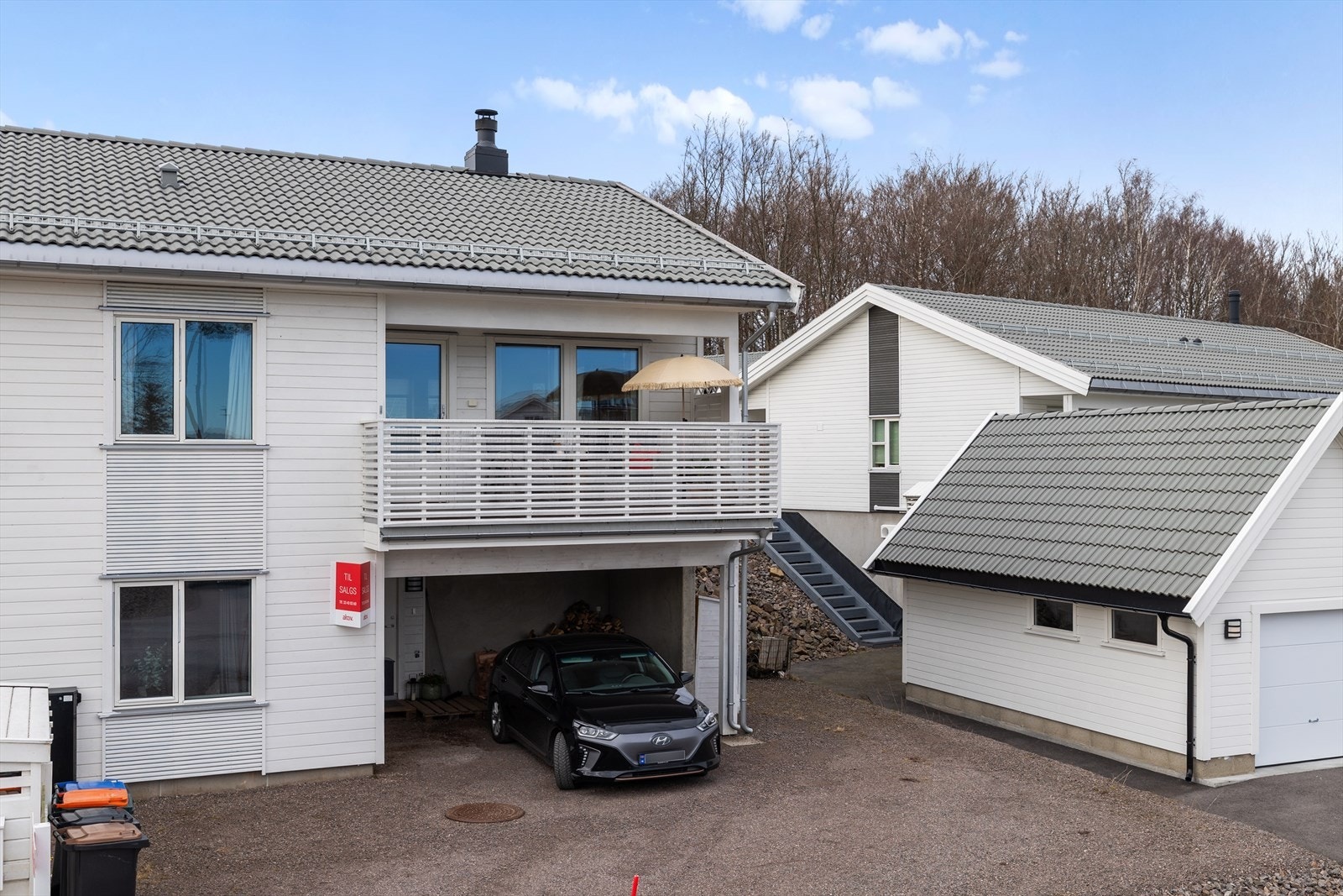 Her får du en romslig tomannsbolig over to etasjer i et hyggelig og attraktivt nabolag i Andebu. Galleribilde
