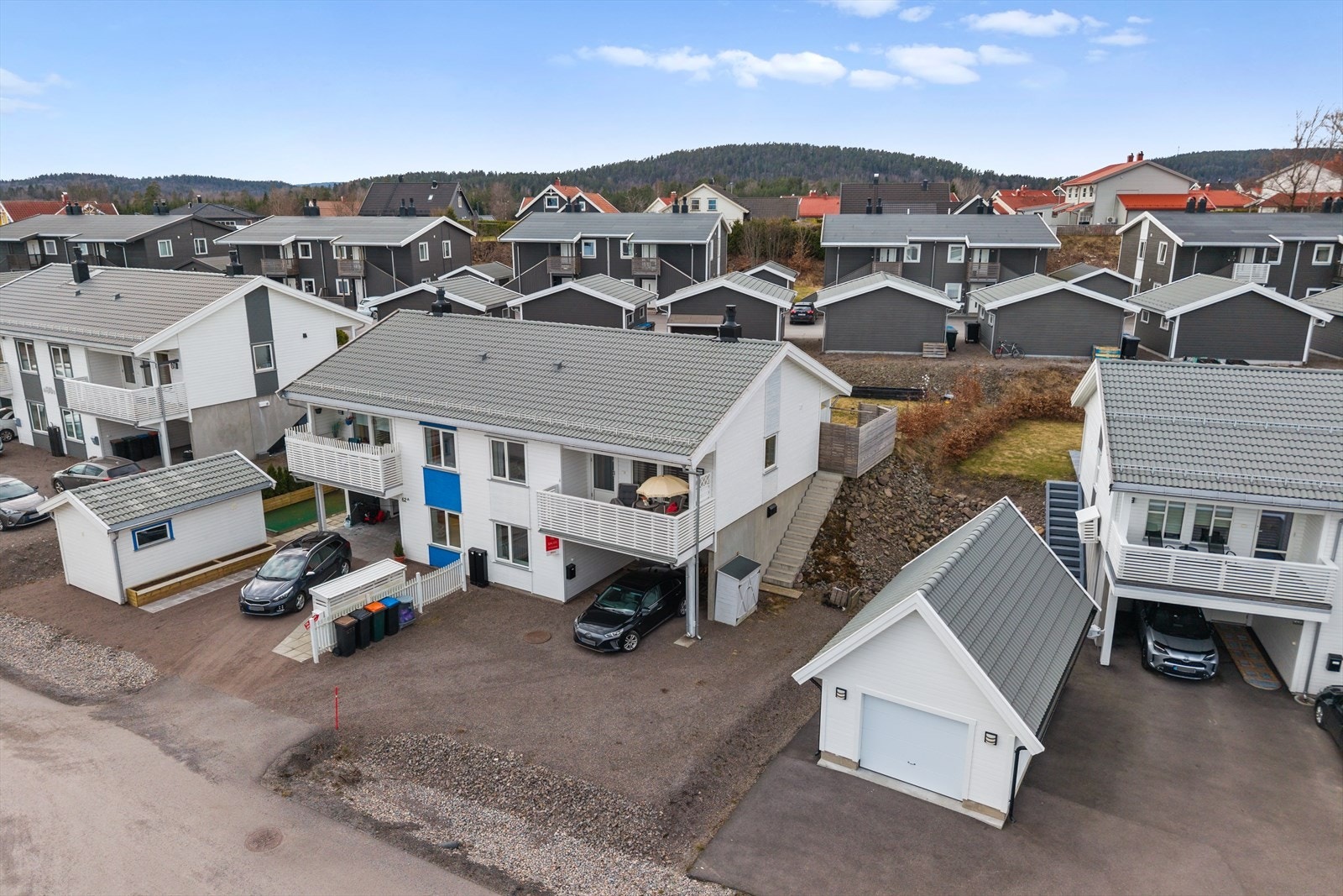 Enkel adkomst til gode parkeringsmuligheter rett ved inngangen. Galleribilde