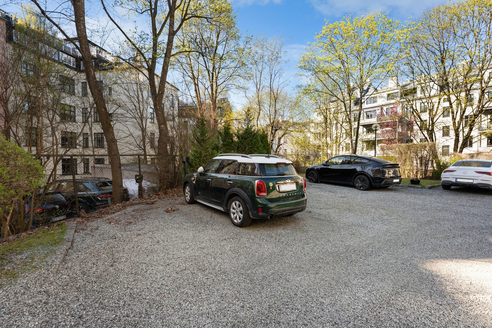 Leiligheten disponerer eksklusivt også en biloppstillingsplass i bakgården, tilknyttet elbillader. Galleribilde