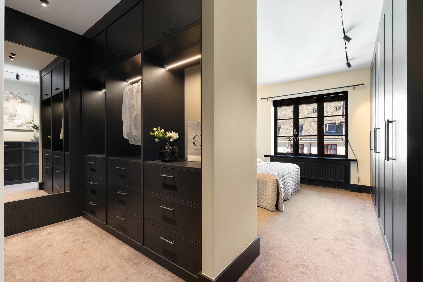 Spesialtilpassede garderobeskap fra Brubakken Home (2021) og et gjennomført walk-in closet gir en sjelden kvalitetsfølelse. Galleribilde