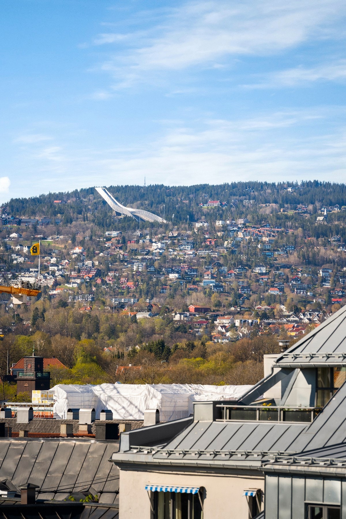 Den høye plasseringen gir nydelig kveldssol og fri sikt over frodige tretopper på utsiden, byens tak og helt til Holmenkollen. Galleribilde