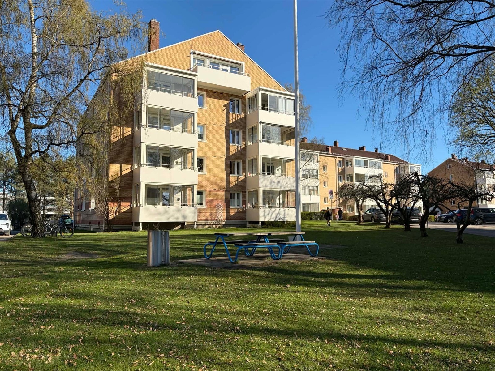 Borettslaget har felles sittegrupper og grillplasser tilgjengelig for beboerne. Galleribilde