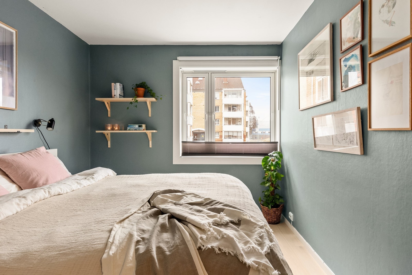 Overflatene er holdt i lune nyanser - perfekte for soverommet! Galleribilde