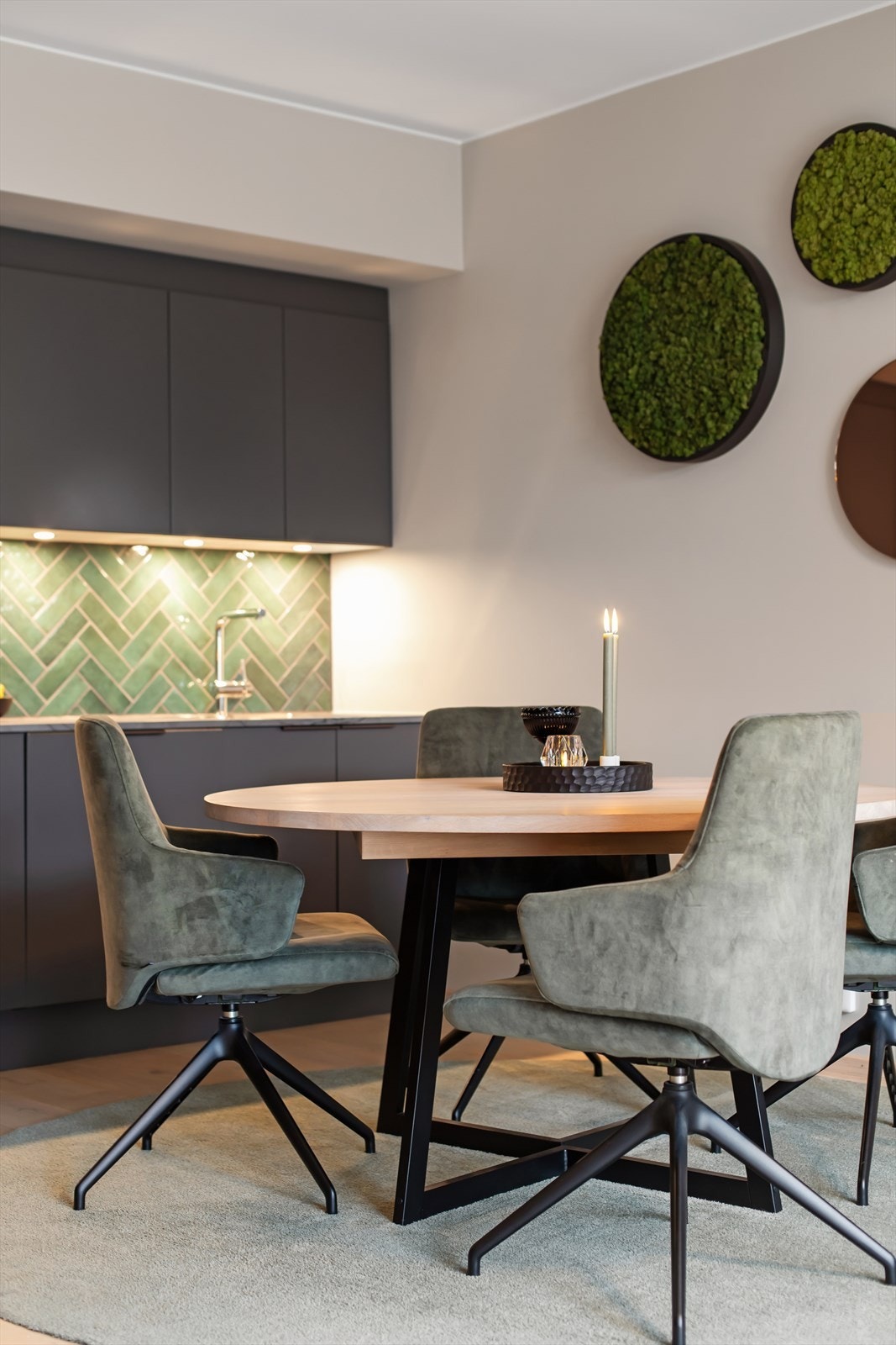 God plass til spisebord - perfekt for hyggelige måltider med familie og venner. Galleribilde