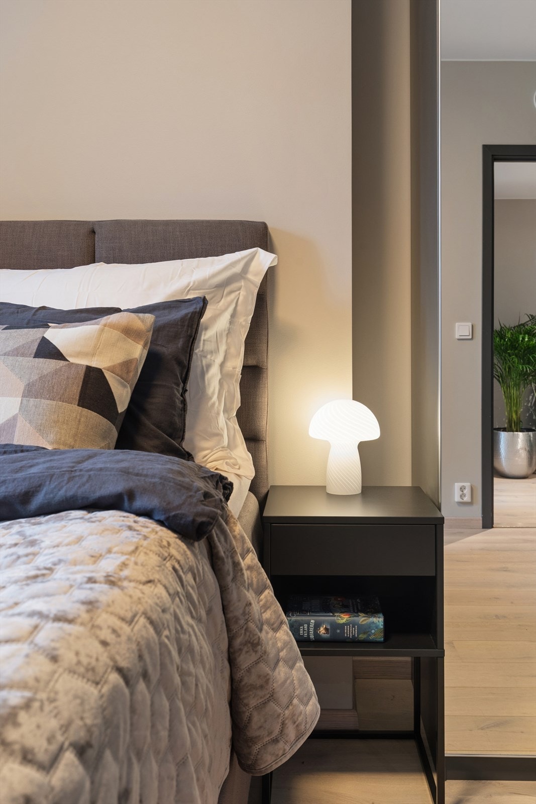 Innbydende hovedsoverom med behagelig fargevalg og en avslappende stemning som gir gode netter. Galleribilde
