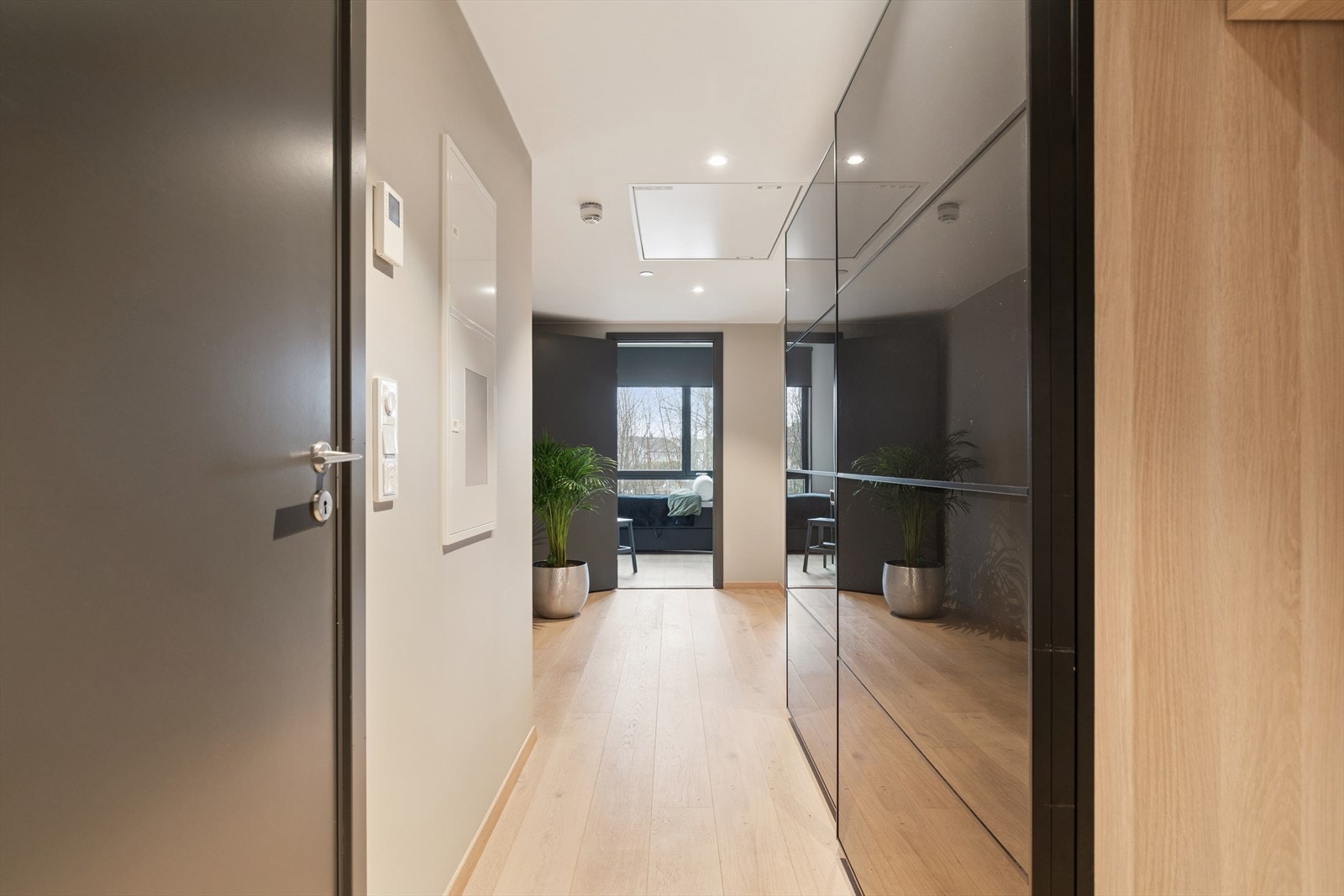 Entré som setter tonen for boligen med en gjennomgående stilren og harmonisk helhet. Galleribilde