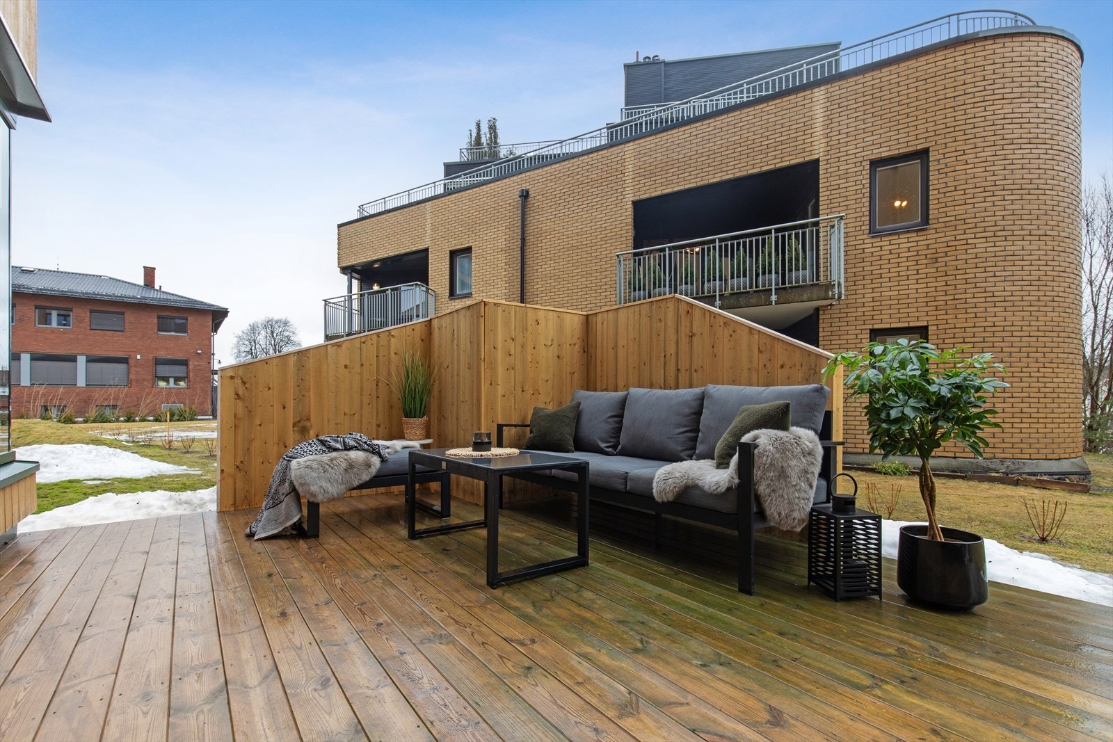 Hyggelig terrasse med god plass til utemøbler, skjermet med en levegg. Galleribilde