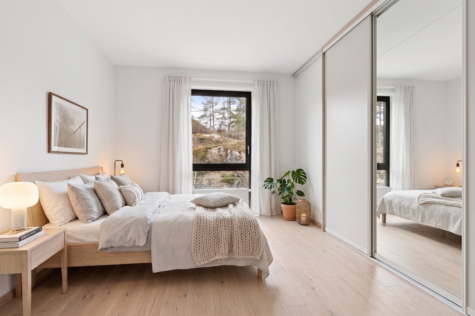 Ca. 11,4 kvm hovedsoverom m. plass til dobbeltseng. HTH-Skyvedørsgarderobe; se info i prospekt. KI-redigert foto av leil. april 26. Avvik vil forekomme. Galleribilde