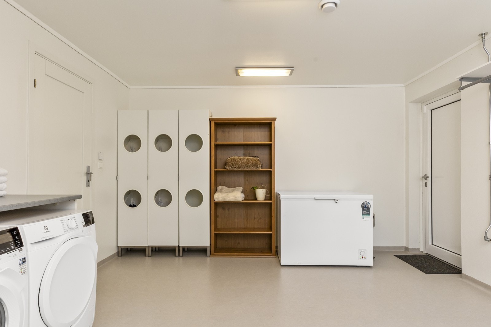 Vaskerommet har slitesterkt belegg på gulvet med oppbrett, gulvvarme og egen utgang. Galleribilde