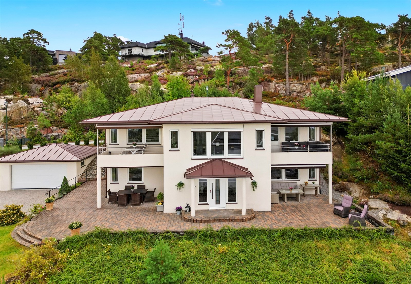 En herskapelig og vedlikeholdsvennlig murvilla med panoramautsikt over byen og fjorden. Galleribilde