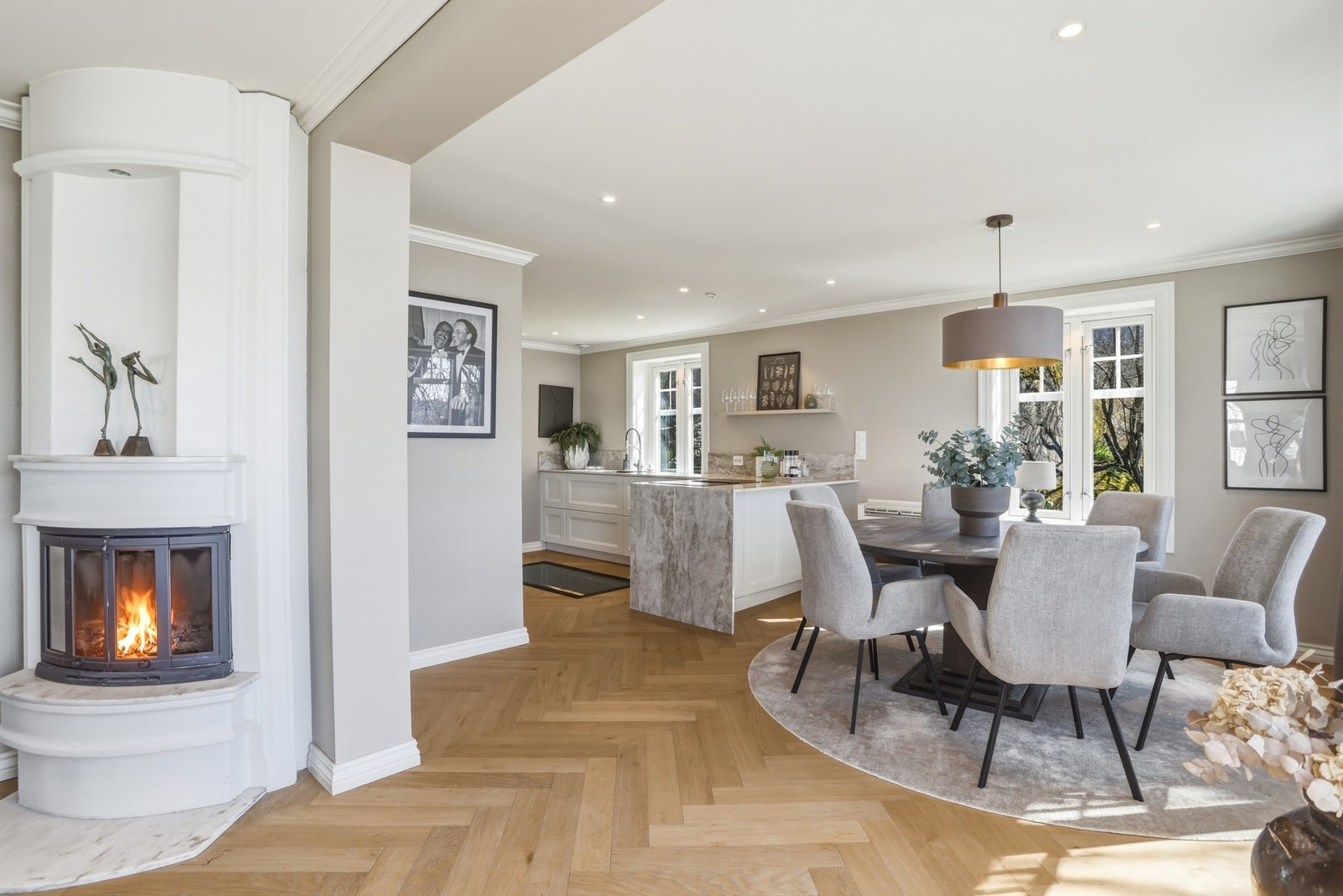 Både varmepumpe og vedfyring gir meget behangelig inneklima Galleribilde